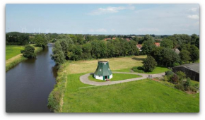 Windmühle am Fluss in Altfunnixsiel